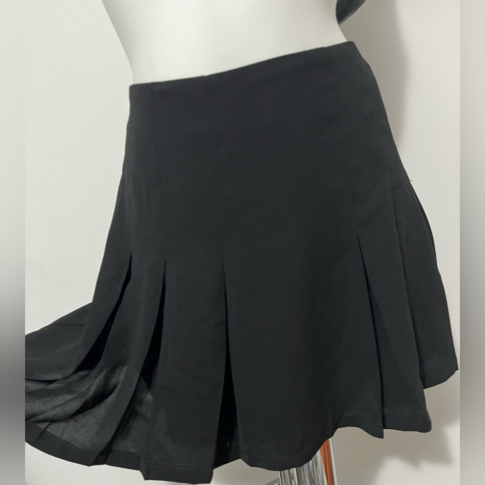 NWOT Forever 21 Black Pleated Mini Skirt Size M